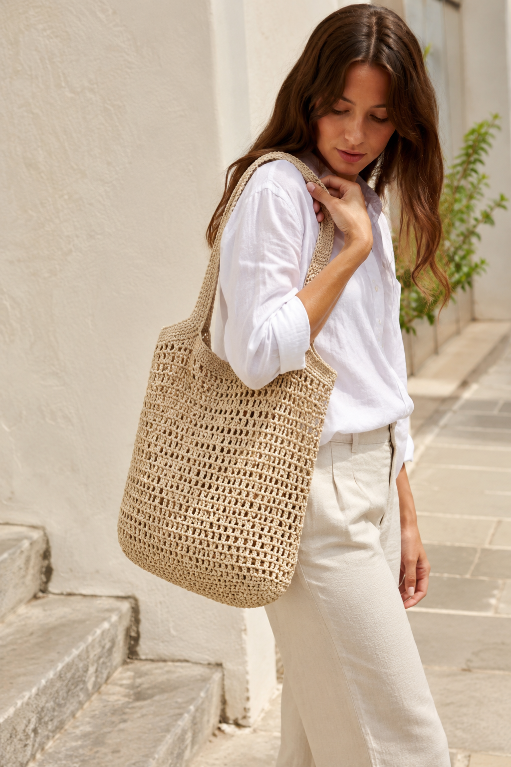 Styling Idee mit gehäkelter Tote Bag in natürlichen Farben